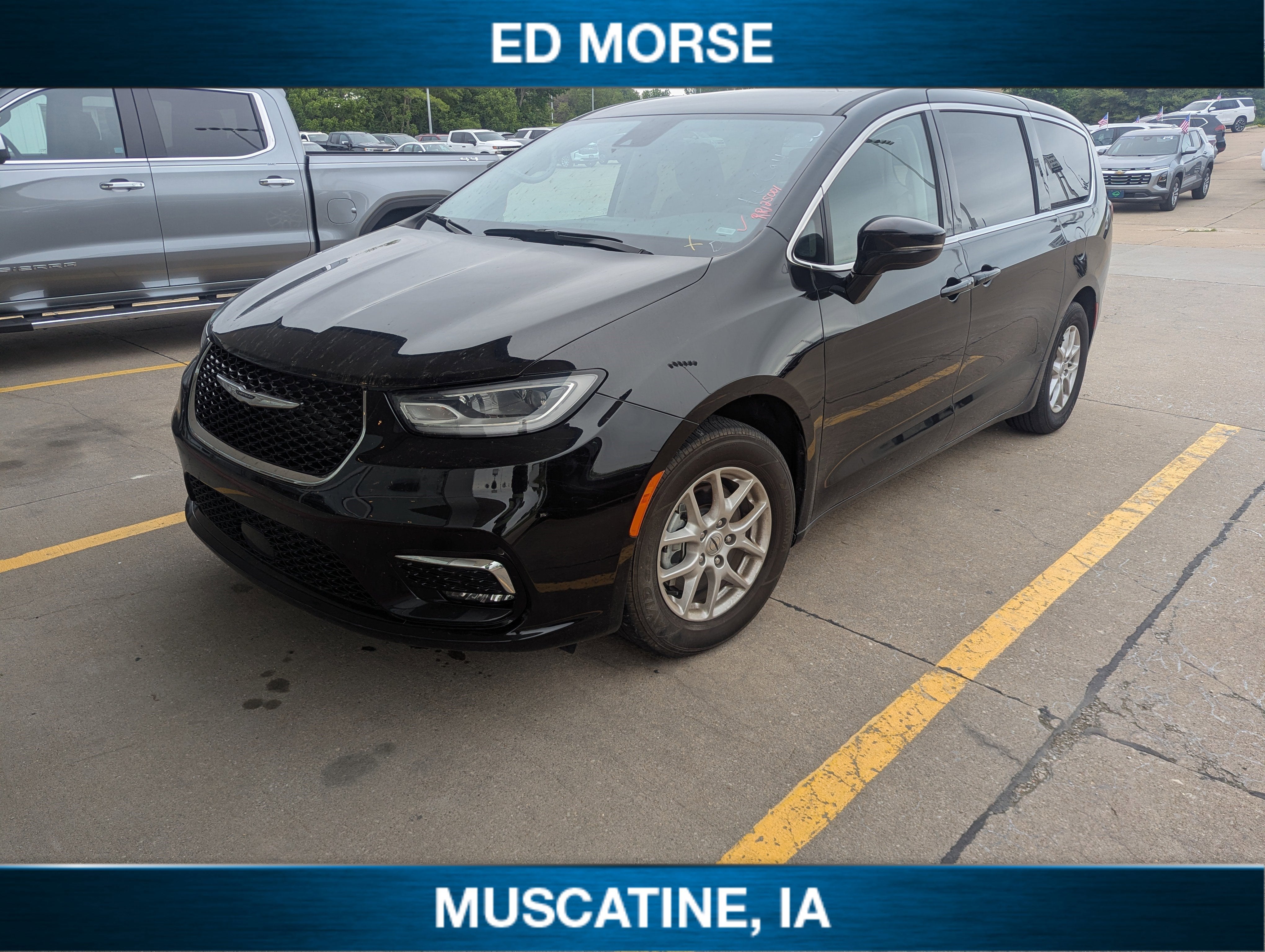 2024 Chrysler Pacifica Touring L's photo